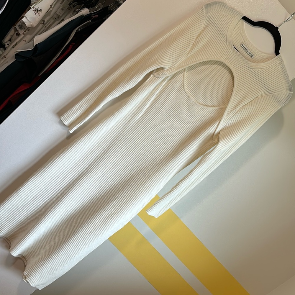 Abercrombie cream sweater dress with cut out. Size XLT.